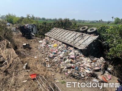 國1嘉義段車禍！聯結車「右前輪爆胎」失控　衝破護欄翻落邊坡