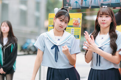 睦那京穿學生服上陣太犯規！場上偷吃全被拍　笑認：真的太好吃