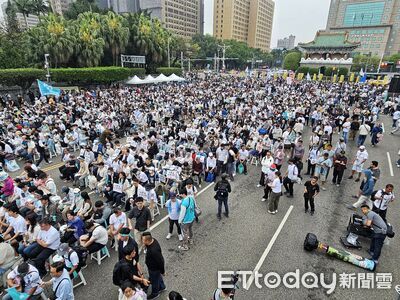 「上凱道討公道」登場　民眾黨喊現場1萬人：對綠色獨裁戰到底