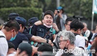 白凱道破3萬人！吃屎哥鬧場喊「柯文哲貪汙」　她哽咽宣講被打斷