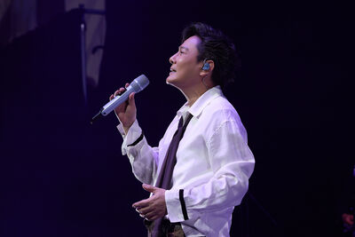 張信哲突放閃「最愛的女人」！　超甜合體比愛心全場炸了