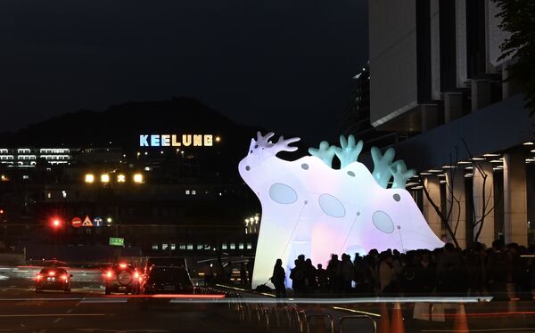 ▲「光獸Mossmo」即日起至5月17日再度現身，為展覽《穿梭的形狀》展品。（圖／基隆文化觀光局提供）