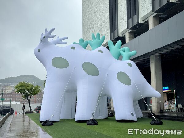 ▲基隆美術館前的光獸大型氣偶裝置。（圖／記者彭懷玉攝）