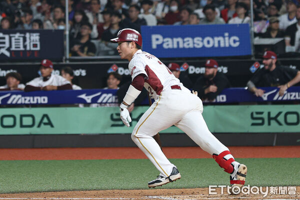 ▲樂天桃猿宋嘉翔安打。（圖／記者林敬旻攝）