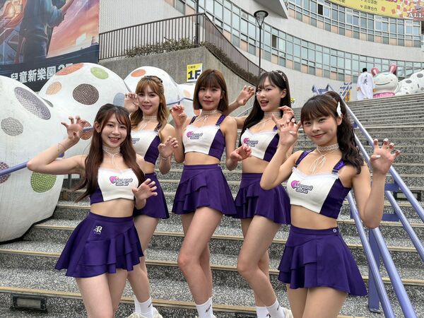 電豹女語萱展現修長曲線與動感中場舞蹈