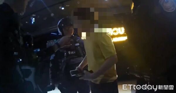▲▼新莊警對韓國籍朴男盤查身份，但他拒絕出示身份遭警帶回派出所             。（圖／記者陳以昇翻攝）