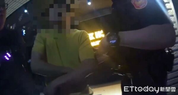 ▲▼新莊警對韓國籍朴男盤查身份，但他拒絕出示身份遭警帶回派出所             。（圖／記者陳以昇翻攝）