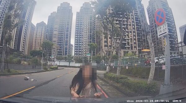 ▲▼許女喝醉攔車並捶打行經車輛引擎蓋             。（圖／翻攝threads yaoocheng）