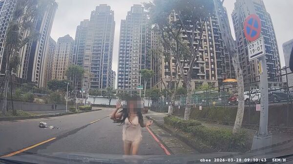 ▲▼許女喝醉攔車並捶打行經車輛引擎蓋             。（圖／翻攝threads yaoocheng）