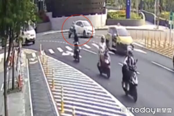 ▲▼黃姓老翁騎乘機車行經路口時，疑因轉彎未注意後方來車並突然切換車道，導致與後方直行轎車發生碰撞。（圖／記者吳世龍翻攝）