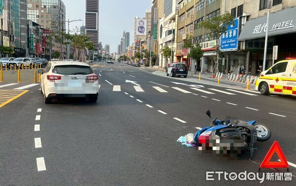 ▲▼黃姓老翁騎乘機車行經路口時，疑因轉彎未注意後方來車並突然切換車道，導致與後方直行轎車發生碰撞。（圖／記者吳世龍翻攝）