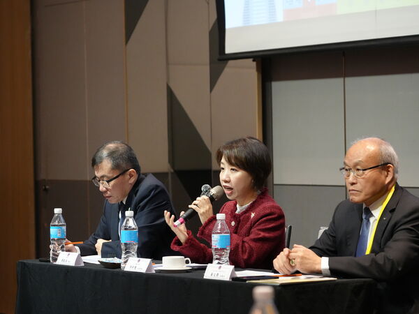 ▲李妍慧(中)回應學員提問，右為北市進出口公會黃文榮秘書長，左為僑委會游凱全處長。（圖／公會提供）