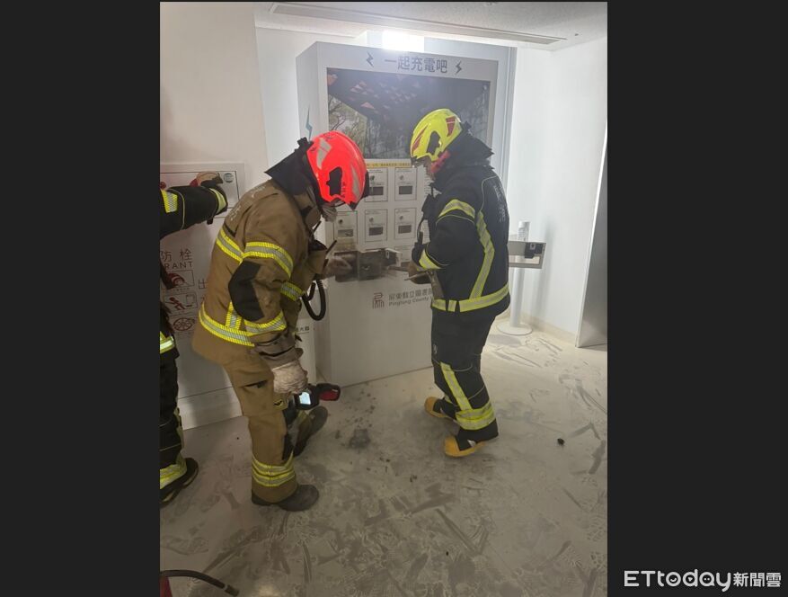 快訊/屏東市總圖充電器狂冒白煙 10消防員急衝現場滅火