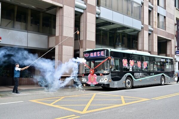 桃園景福宮首辦聯合婚禮 33對新人乘電動巴士迎幸福