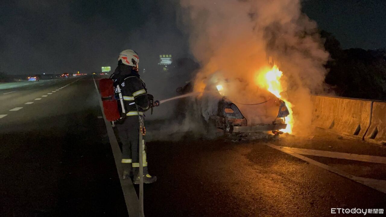 快訊/國道賓士突竄煙!駕駛急停路肩跳車逃 警消抵達已全面燃燒
