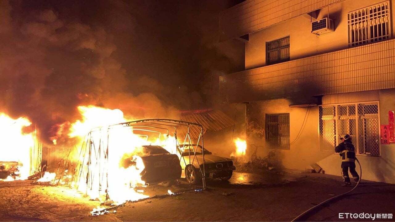 台中東勢鐵皮倉庫凌晨大火!12汽機車+農耕機燒毀 勇消急灌救