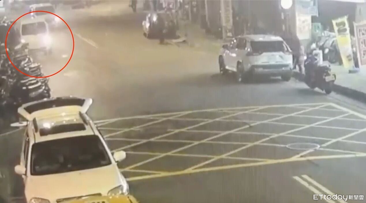 新北載YouBike貨車街頭失控 連撞9輛汽機車!駕駛稱恍神