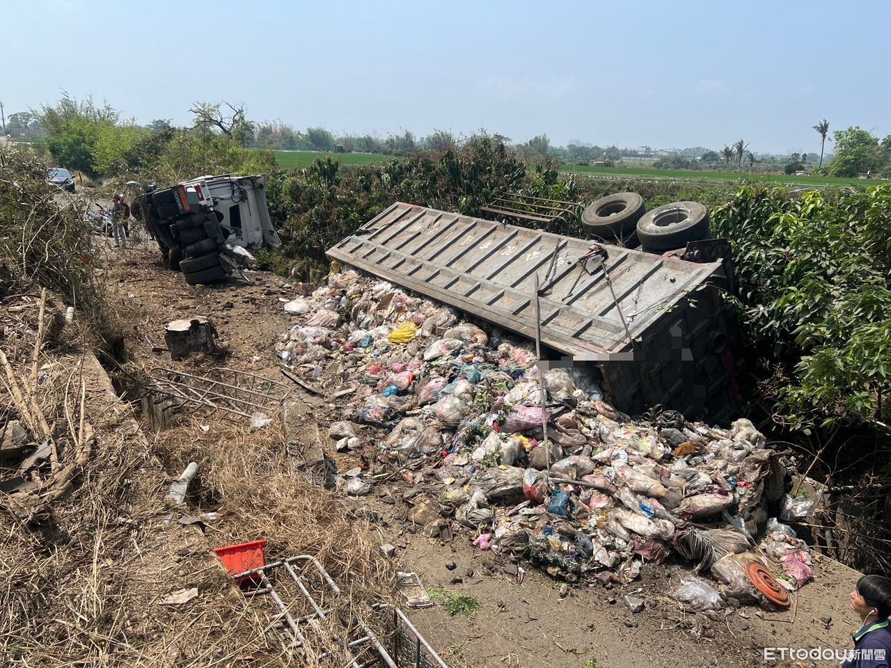 國1嘉義段車禍!聯結車「右前輪爆胎」失控 衝破護欄翻落邊坡