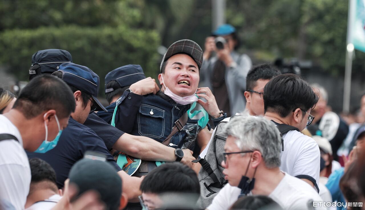 白凱道破3萬人!吃屎哥鬧場喊「柯文哲貪汙」 她哽咽宣講被打斷