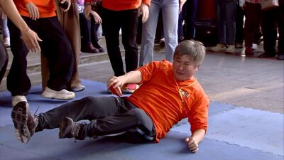 胡瓜秀地板動作「站不穩」慘翻車！　藝人們齊力抬腳惹爆笑