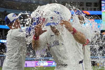 岡本和真大聯盟首轟出爐　披外套、潑水慶祝直呼「都和日本不同」