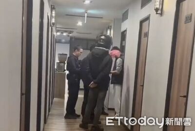 安毒男網咖包廂自嗨煙霧瀰漫　警衝現場再搜出喪屍煙彈