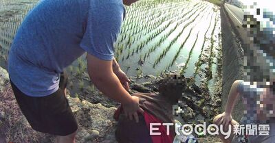 台中90歲翁跌落農田「頭手倒插泥濘」　警民路過急跳下搶救