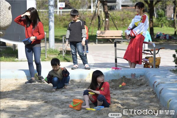 ▲▼小孩公園玩沙。（圖／記者湯興漢攝）