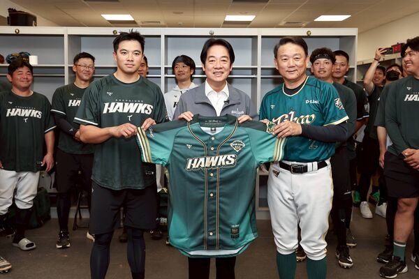 ▲賴清德現身亞太首戰　「深入敵營」拜訪台鋼雄鷹休息室          。（圖／台鋼雄鷹提供）