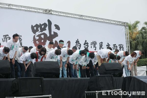 ▲黃國昌率民眾黨公職鞠躬。（圖／記者周宸亘攝）。