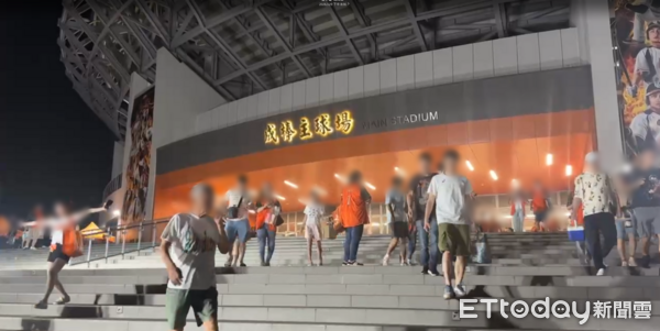 ▲台南亞太棒球場傳出觀眾掌摑工讀生事件，警方到場將涉案蔣姓男子帶回偵辦。（記者林東良翻攝，下同）