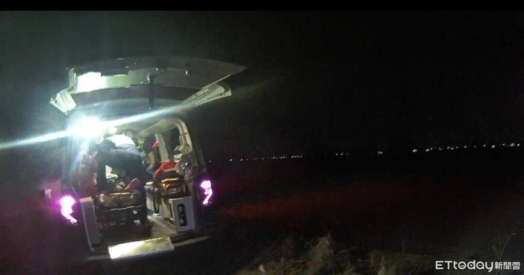 黑夜田埂驚魂!東港警「照明引路」救農民 家屬感動致謝