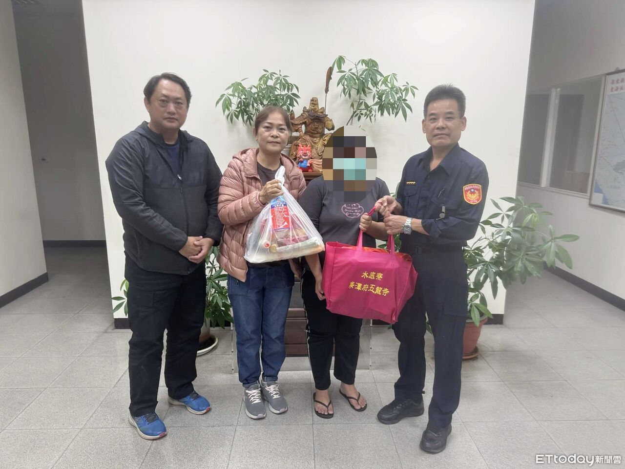 喪父又扛醫喪費+病弱相依難撐 枋寮警攜手善心團體送暖助弱勢