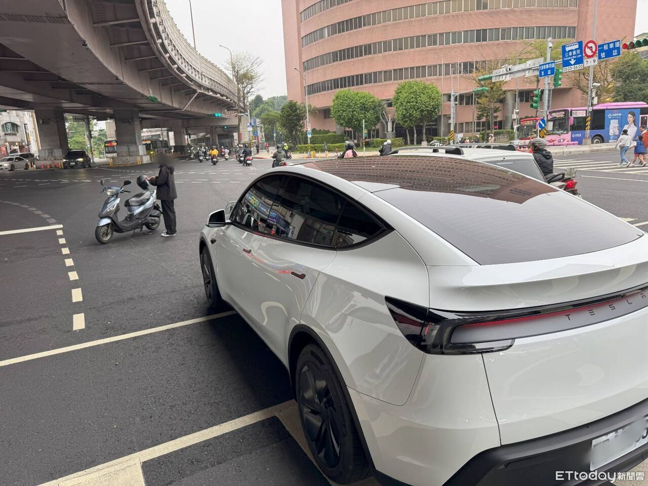 北市機車、特斯拉路口碰撞 女騎士倒地送醫