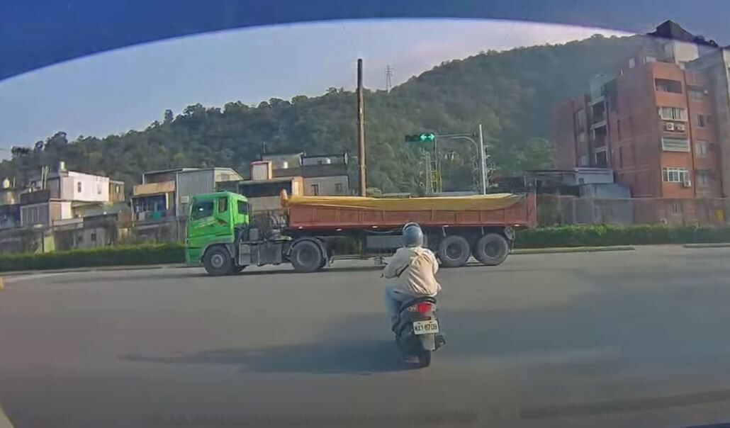蘇澳砂石車闖紅燈!騎士緊急剎停「禮讓」 網批簡直索命