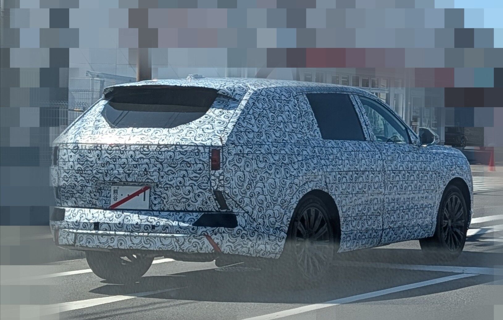 ▲HONDA神秘休旅測試車被捕獲！尺碼級距針對TOYOTA Harrier而來。（圖／翻攝自X社群@ssdekamaeu）