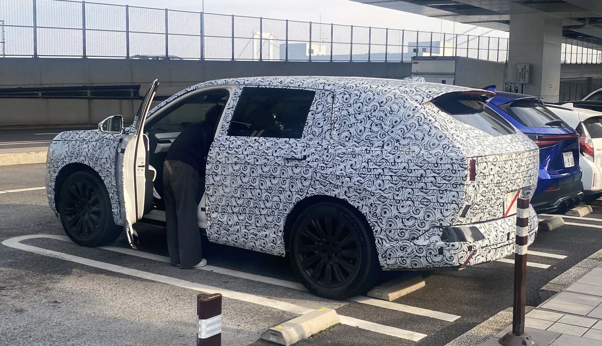 ▲HONDA神秘休旅測試車被捕獲！尺碼級距針對TOYOTA Harrier而來。（圖／翻攝自X社群@ssdekamaeu）