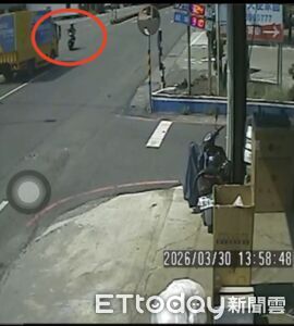 驚悚畫面曝！高雄20歲騎士對撞物流車亡　零件飛濺機車秒成廢鐵