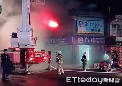 快訊／北市修車廠晚間失火　濃煙火舌噴出窗戶