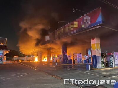屏東加油站「油電車自燃」！加油突起火整車成廢鐵　延燒雜物間