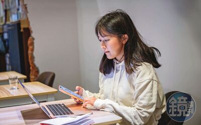 27歲爆倉負債75萬躺地哭　正妹3招翻身月領4.5萬