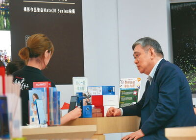 王文洋「20歲女友」身分曝光　安靜氣質超耐看