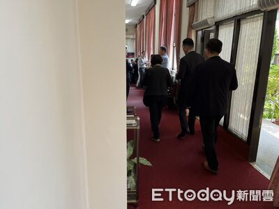 直擊／神隱多日不發一語　楊珍妮低調現身立法院