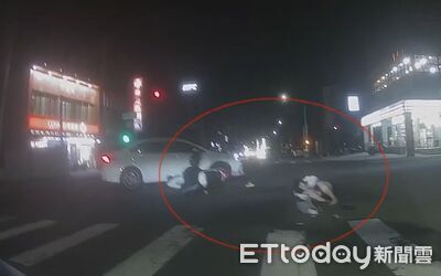 高雄驚悚車禍！左轉機車與直行轎車相撞　雙載男女慘摔