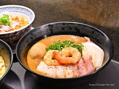 橘紅湯頭濃縮蝦膏鮮甜！台中濃郁系「蝦湯拉麵」　內用加麵免費