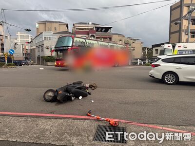 苗栗載安親班學童遊覽車轉彎碰撞機車　騎士腰部遭巨輪輾壓