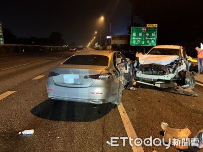疑爆胎停路邊！國3土城段賓士挨撞　休旅車車頭開花釀3傷