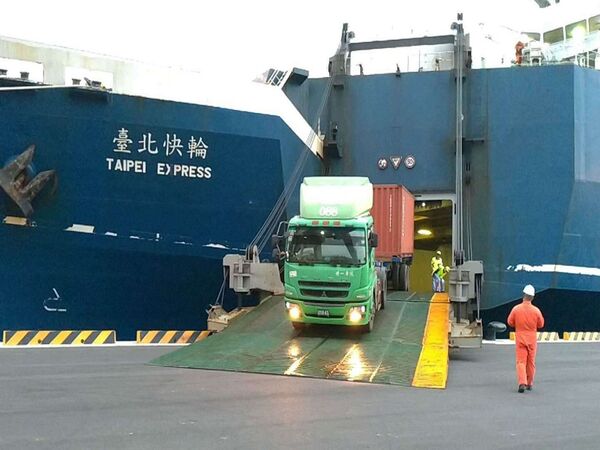 ▲華岡集團「台北快輪」，拖車直接進船艙拖出貨櫃，省下吊卸動作。（圖／華岡提供）
