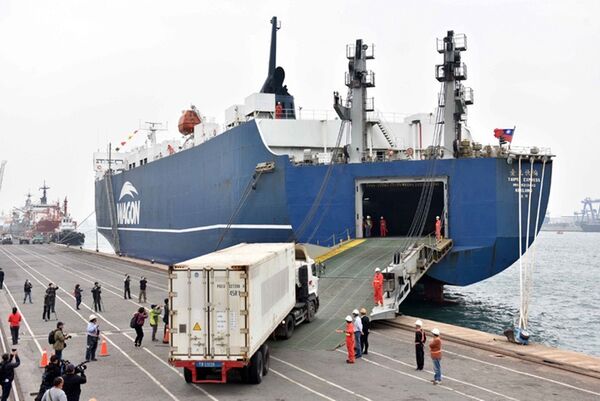 ▲「台北快輪」因駛上駛下設計，船隻輪靠港15分鐘就可開始卸貨，一個半到兩個小時就能卸空貨物。（圖／華岡提供）