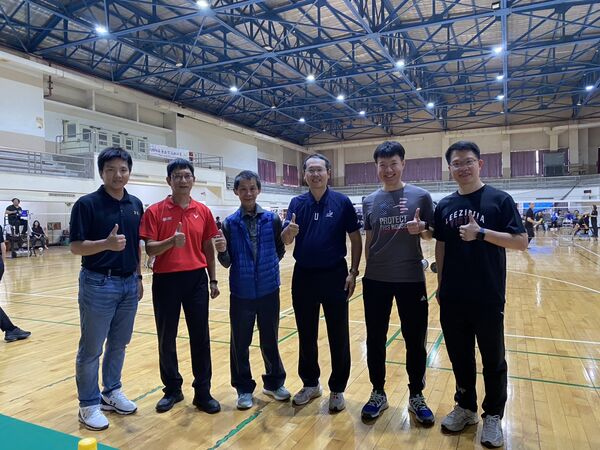 技術委員起台北大學老師王彥邦（左1）、賽事裁判長周育震（左2）、教深耕的計劃主持人嘉義大學老師陳建瑋（右2）、老師廖偉成（右1）。（圖／中華帕總提供）